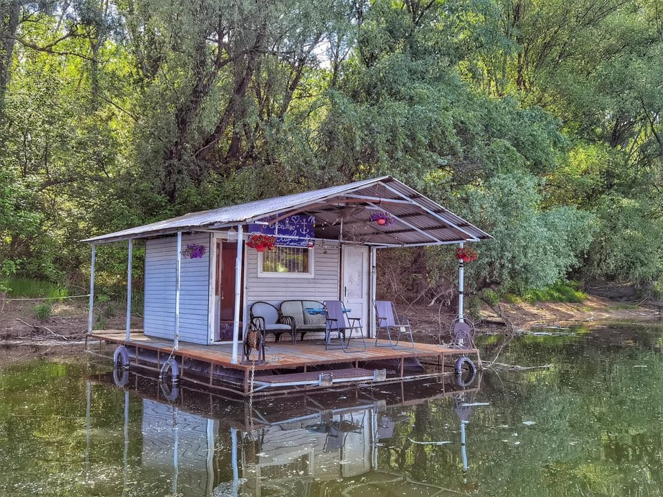 Splav Ljubavno Ostrvo Docked boat in Novi Sad