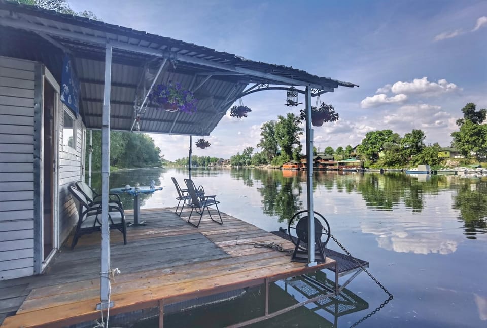 Splav Ljubavno Ostrvo Docked boat in Novi Sad