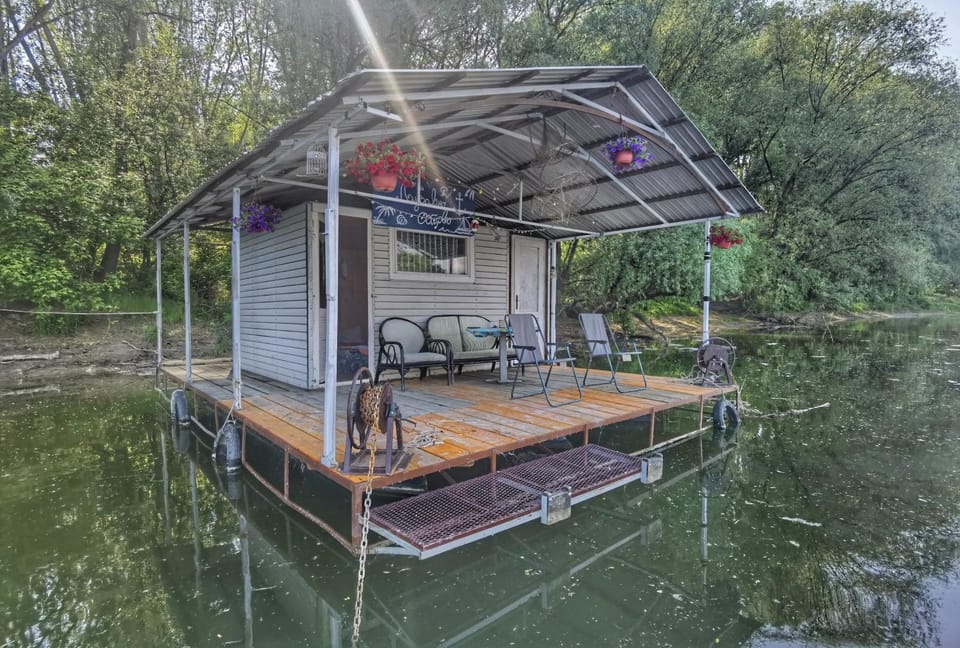 Splav Ljubavno Ostrvo Docked boat in Novi Sad