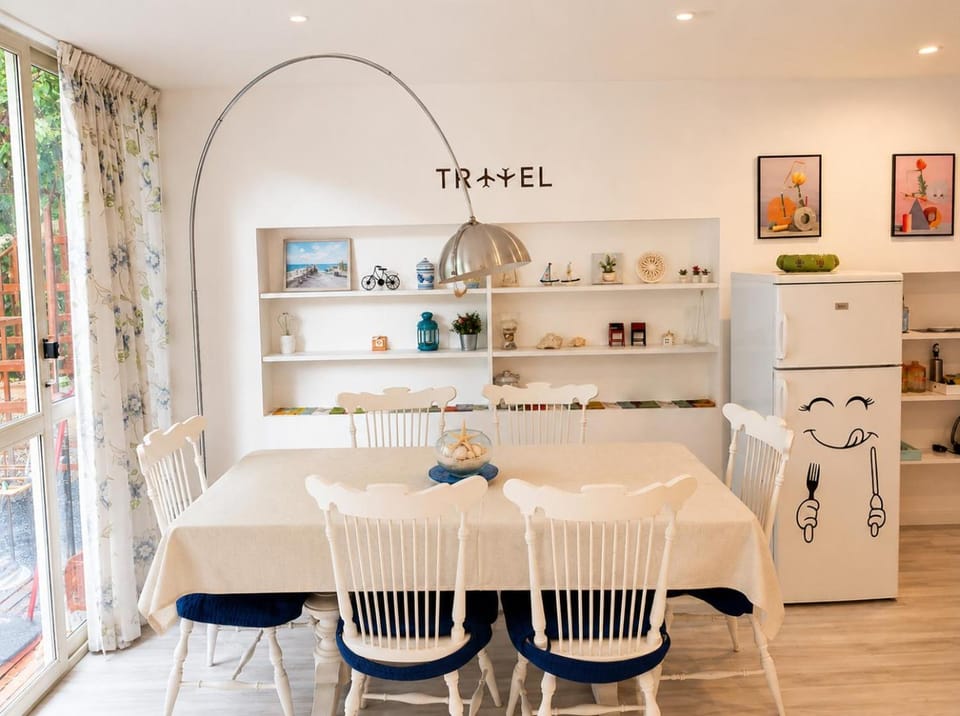 Kitchen or kitchenette, Living room, Seating area, Dining area