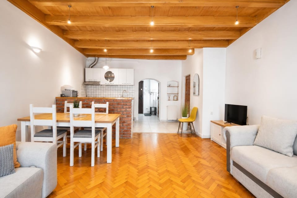TV and multimedia, Kitchen or kitchenette, Living room, Seating area, Dining area, kitchen