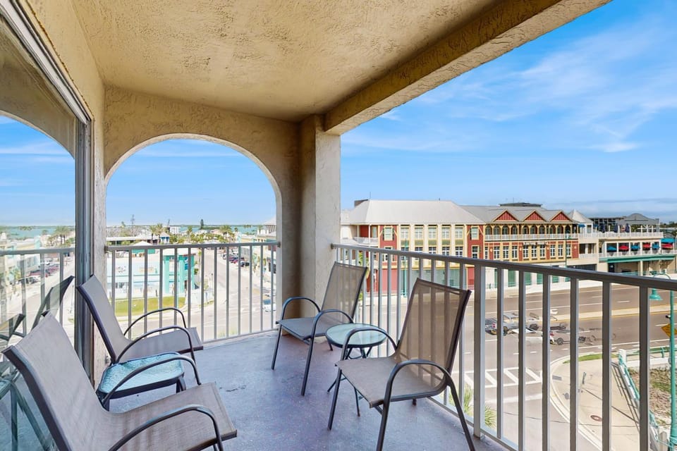 Beach Place 1-404 House in Madeira Beach