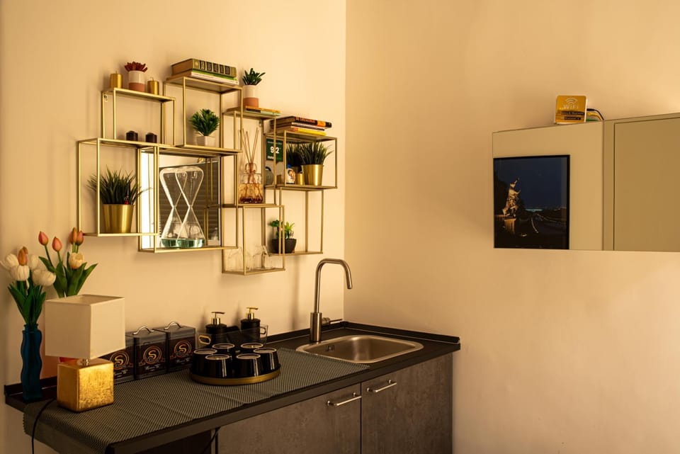 Communal lounge/ TV room, Coffee/tea facilities, furniture, minibar, Internal: Not applicable to any particular room