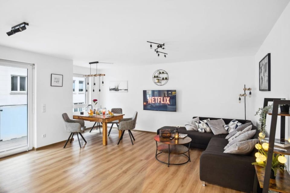 Living room, Seating area, Dining area, Entertainment, locker, acessibility