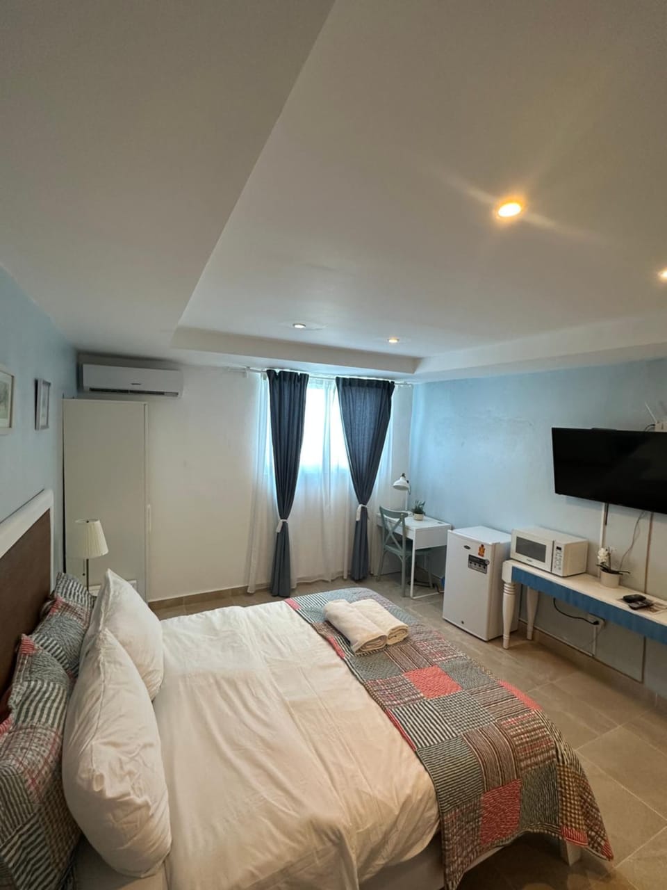 Bed, TV and multimedia, Photo of the whole room, Bedroom, hair dresser, air conditioner