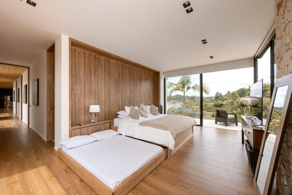 Bed, TV and multimedia, Bedroom