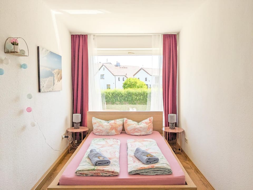 Bed, Bedroom, towels