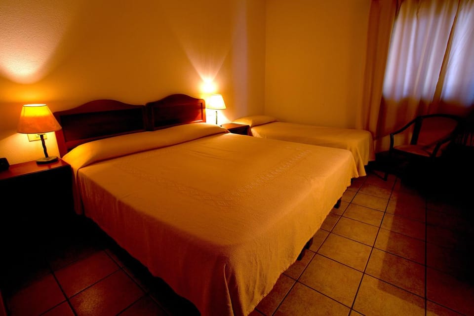 Bed, Photo of the whole room, Family