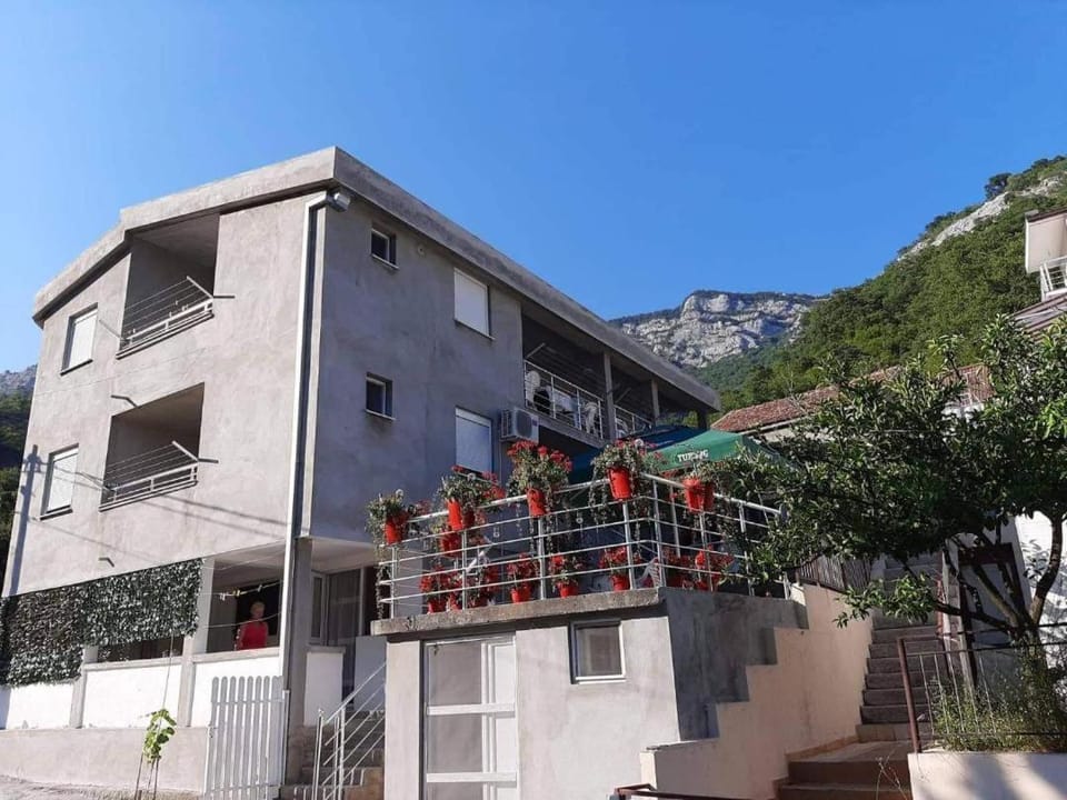 Property building, Balcony/Terrace, Mountain view