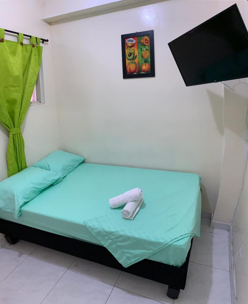 Bed, TV and multimedia, Bedroom, towels