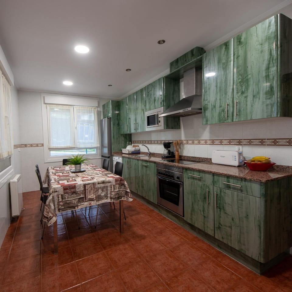 Kitchen or kitchenette, Dining area, Communal kitchen