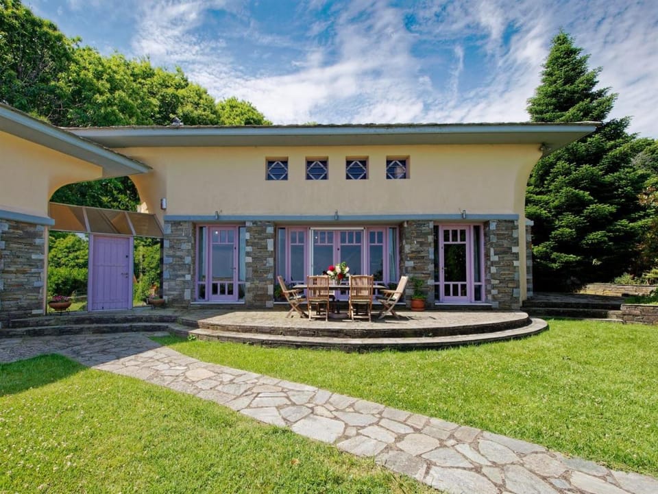 Property building, Patio, Spring, Day, Garden, Dining area, Garden view
