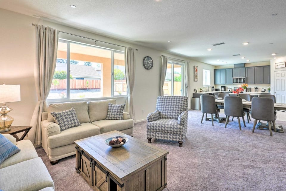 Sacramento Retreat with Yard about 13 Mi to Dtwn! House in Sacramento