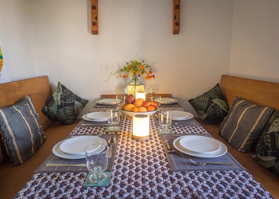 Seating area, Dining area