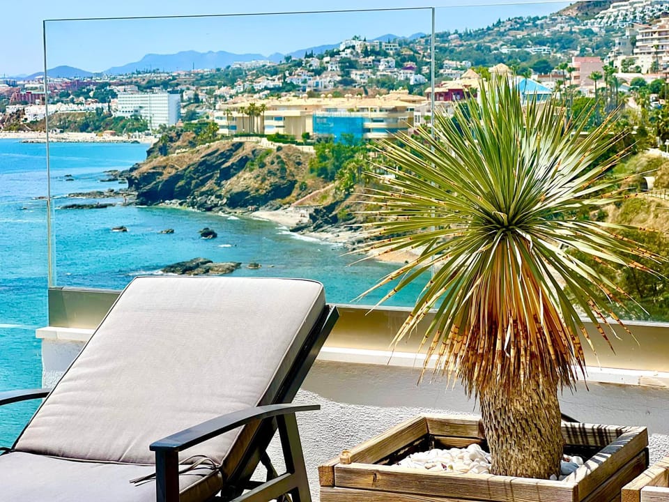 Property building, Nearby landmark, Off site, Natural landscape, Balcony/Terrace, Beach, Sea view, internet, sunbed