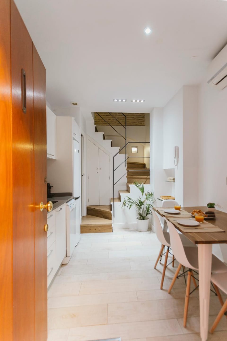 Kitchen or kitchenette, Dining area, air conditioner