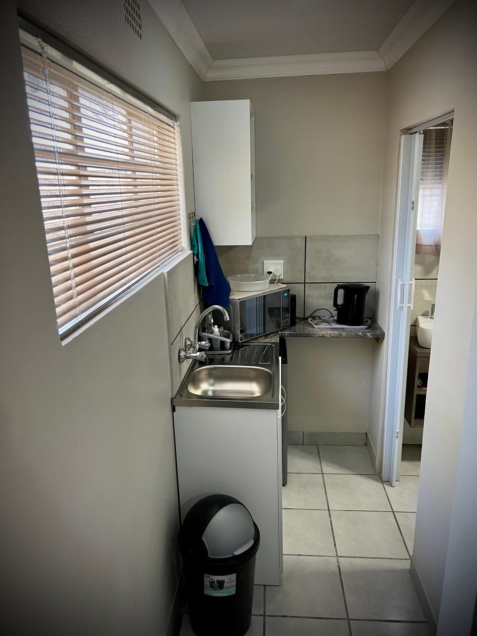 Kitchen or kitchenette, minibar