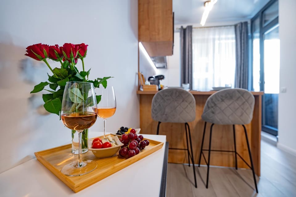 Kitchen or kitchenette, Food and drinks, Seating area, Food