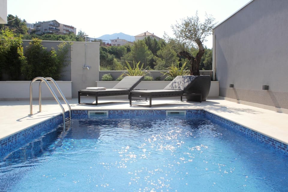 View (from property/room), Landmark view, Mountain view, Pool view, Swimming pool