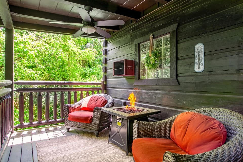 Bear Hugs Hot Tub 2 Fire Pits and Fireplace House in Pigeon Forge