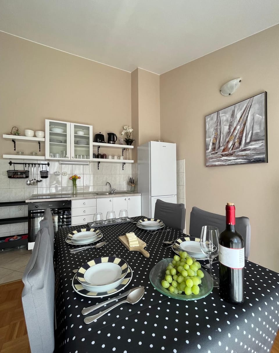 Kitchen or kitchenette, Food and drinks, Dining area, Food, Drinks