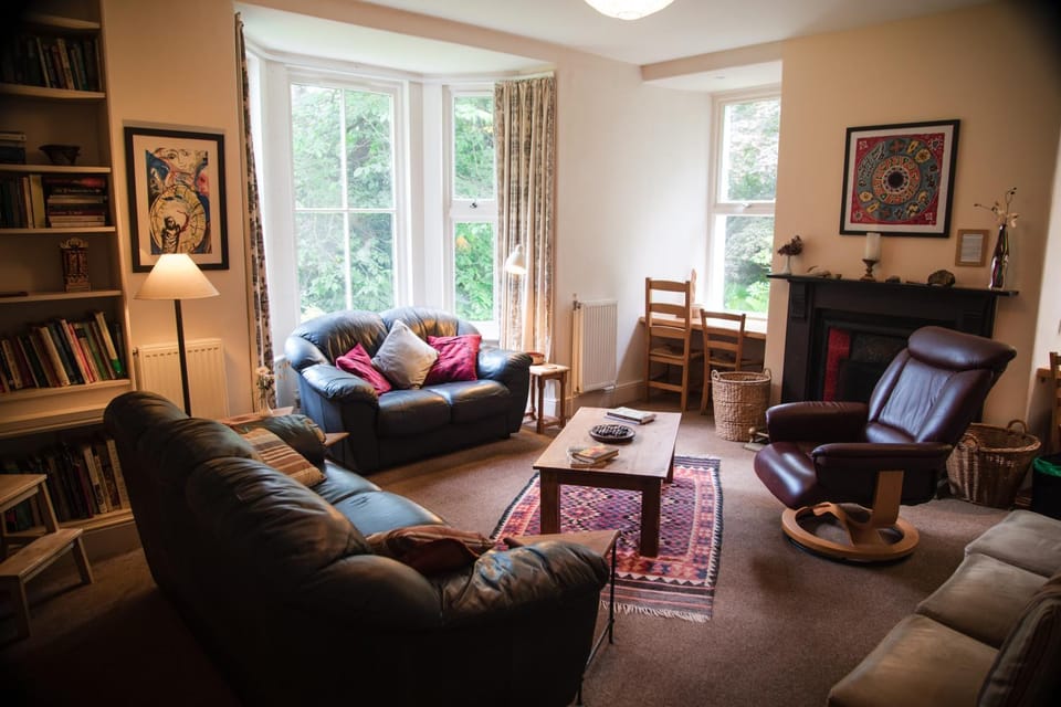 Communal lounge/ TV room, Library, Living room, Decorative detail, Seating area