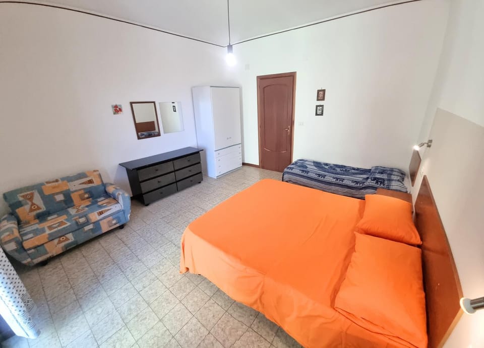 Bed, Photo of the whole room, Bedroom, locker, air conditioner