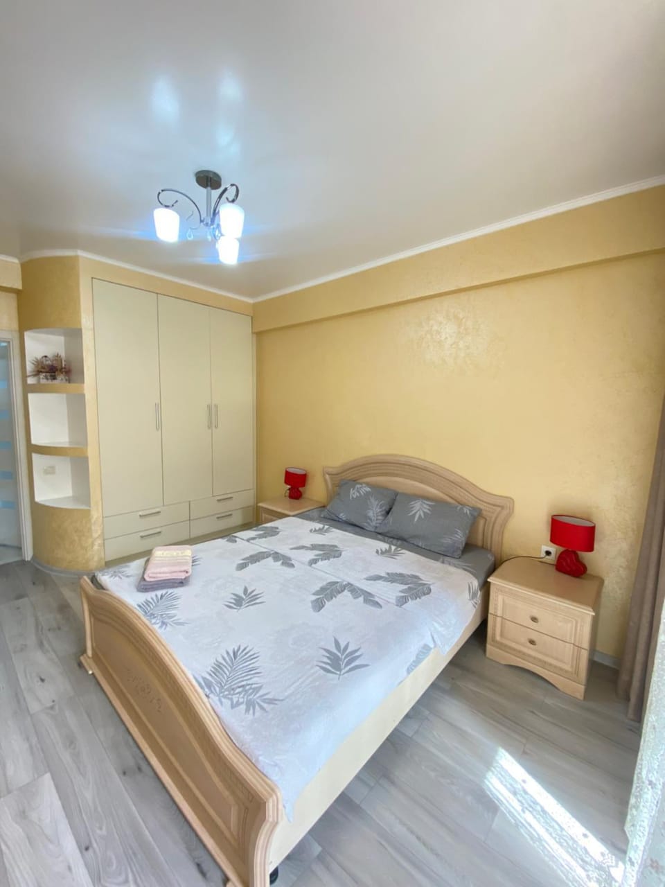 Photo of the whole room, Bedroom, wardrobe