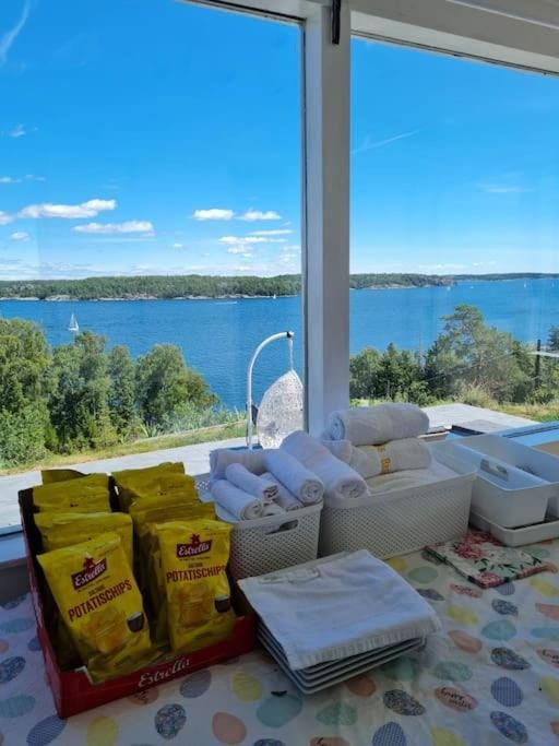 Archipelago villa, cabin & sauna jacuzzi with sea view, 30 minutes from Stockholm Cabin in Stockholm County