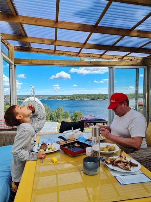 Archipelago villa, cabin & sauna jacuzzi with sea view, 30 minutes from Stockholm Cabin in Stockholm County