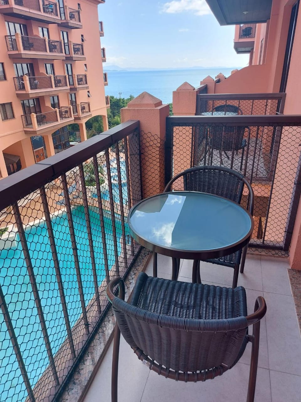 Restaurant/places to eat, Balcony/Terrace, Pool view, Sea view