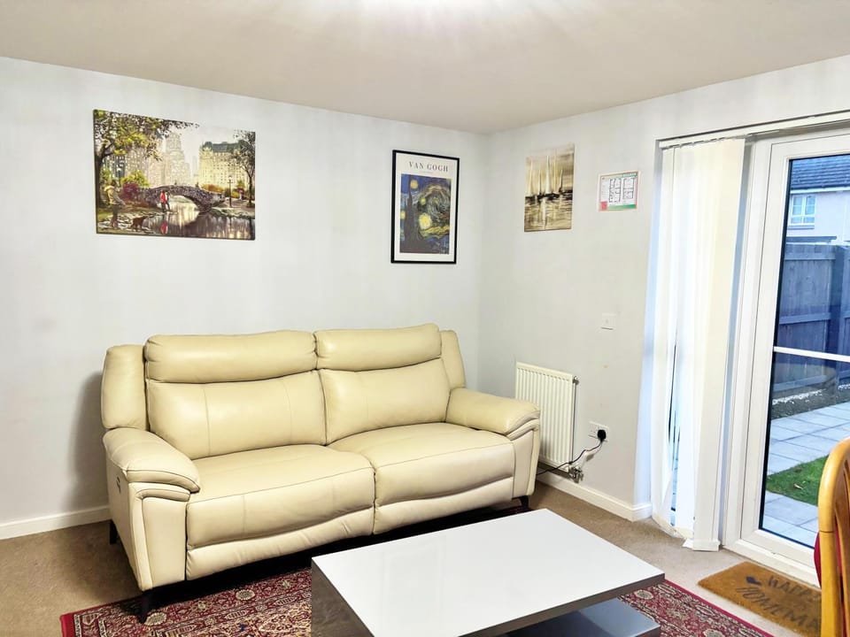 Newbuild - 3 bedrooms, 2 baths,5 mins from airport House in Edinburgh