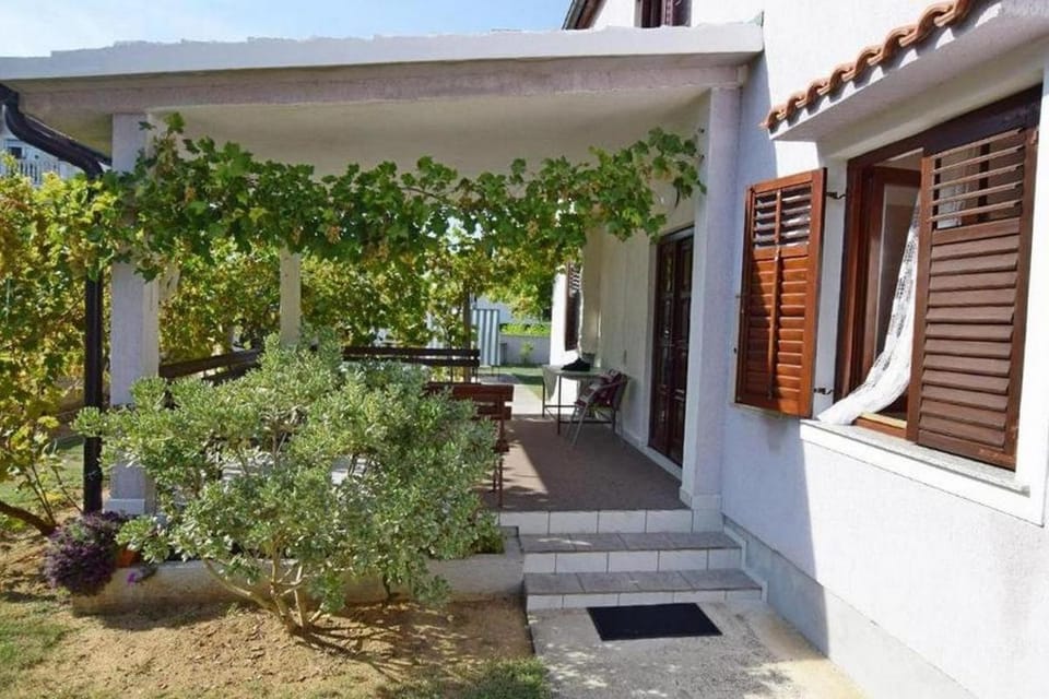 Location, children, Family