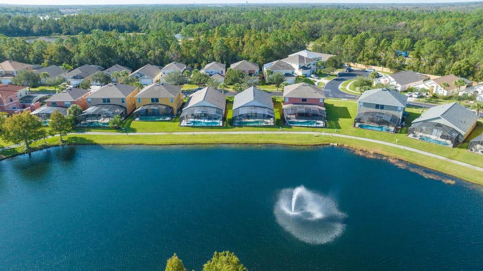 133 Beautiful home with lake view House in Kissimmee