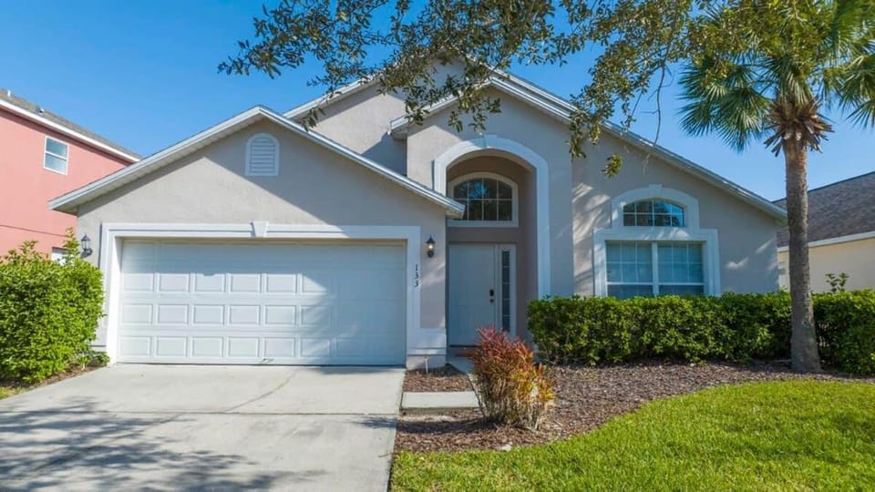 133 Beautiful home with lake view House in Kissimmee