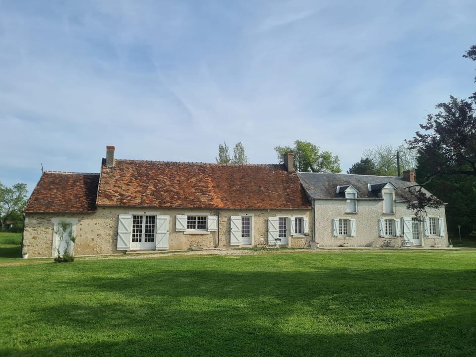 Maison de plain-pied au bord d'un étang en Berry, avec services inclus et garage pour vélos/motos - FR-1-591-353 House in Centre-Val de Loire