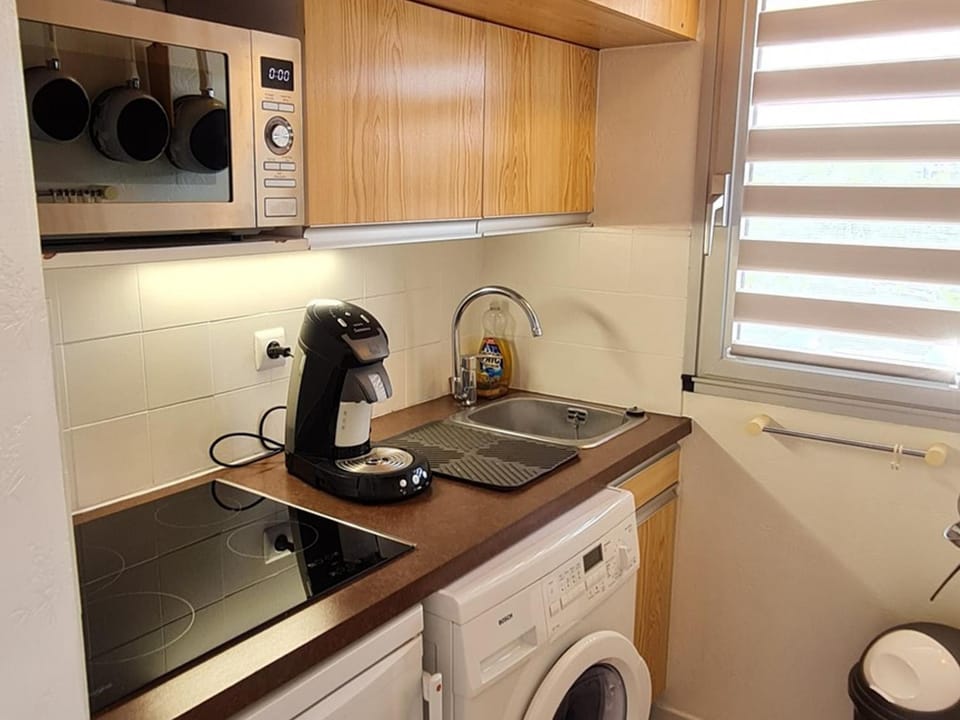 Appartement Ensoleillé avec Terrasse et Parking au Centre de Meschers, Proche Plages et Commerces - FR-1-550-38 Apartment in Meschers-sur-Gironde