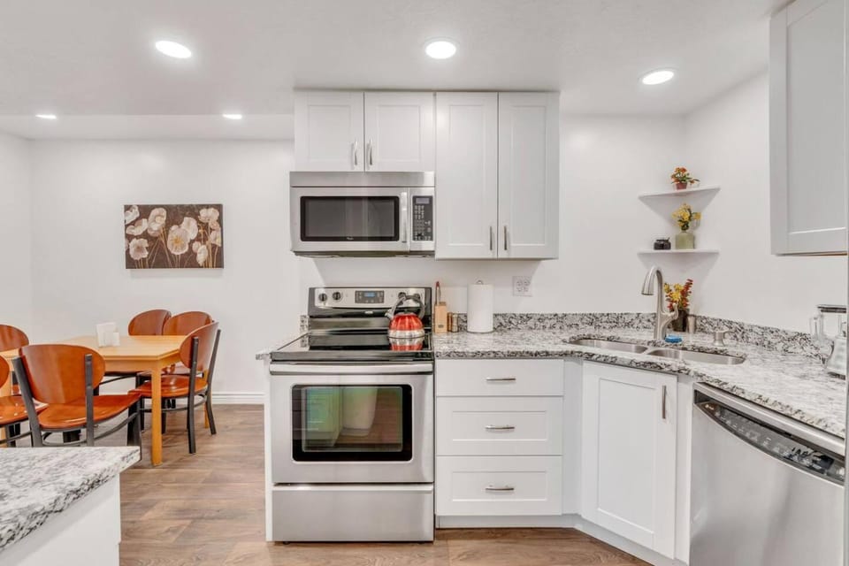 Garden Retreat-River Trail, SLC, Big Rooms,Views Apartment in Utah
