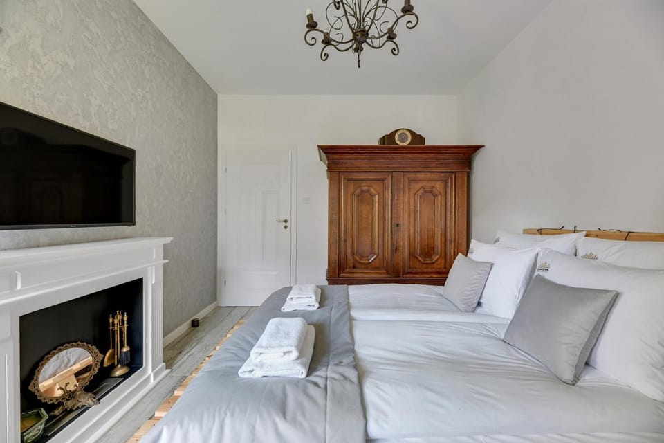 Bed, TV and multimedia, Bedroom