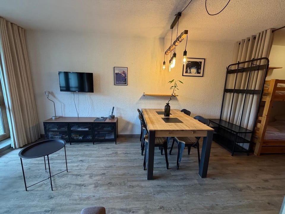 TV and multimedia, Living room, Seating area, Dining area