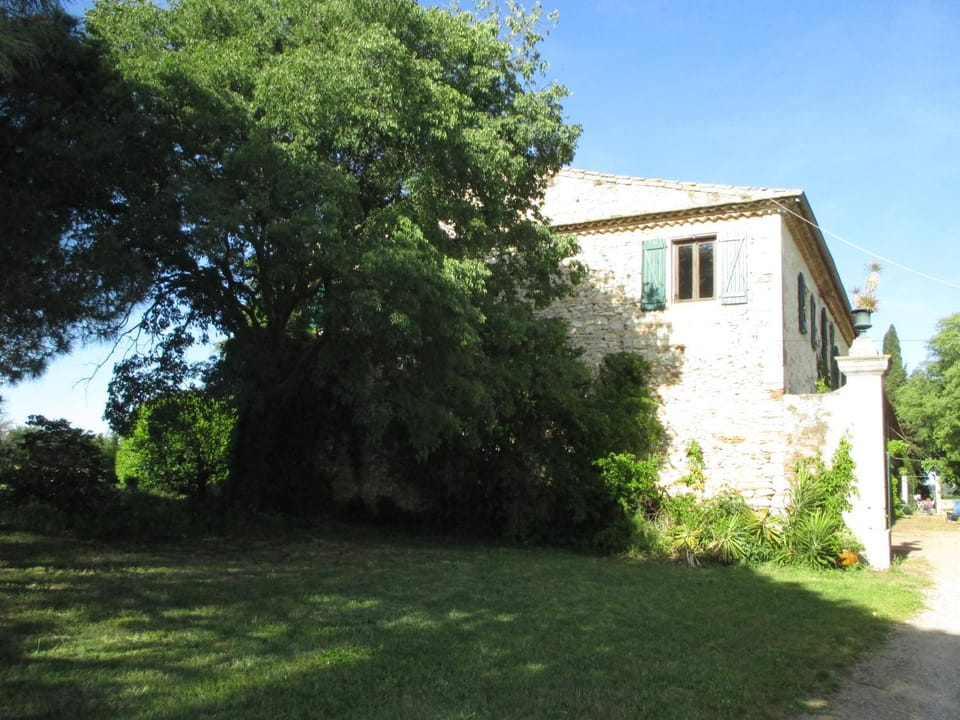 Mas des Esclots Apartment in Nimes