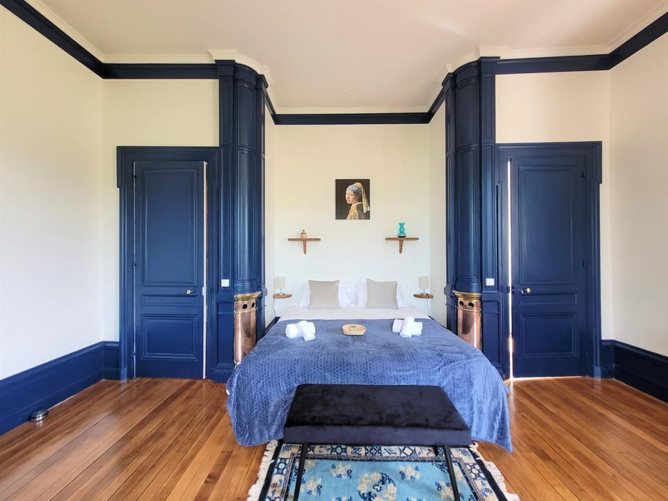 Photo of the whole room, Bedroom