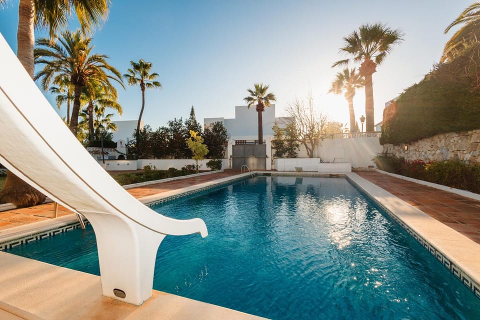 Patio, Day, Garden, Swimming pool