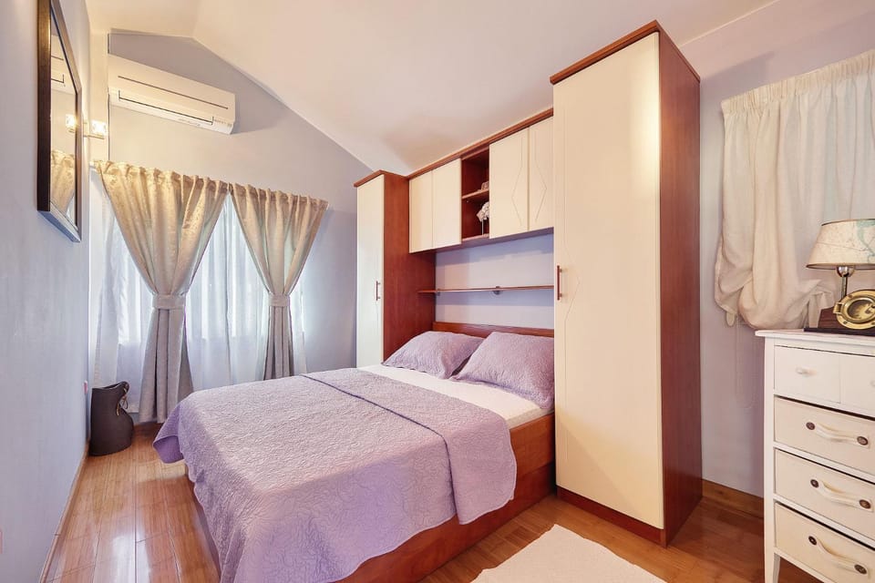 Bed, Photo of the whole room, Bedroom, wardrobe, air conditioner