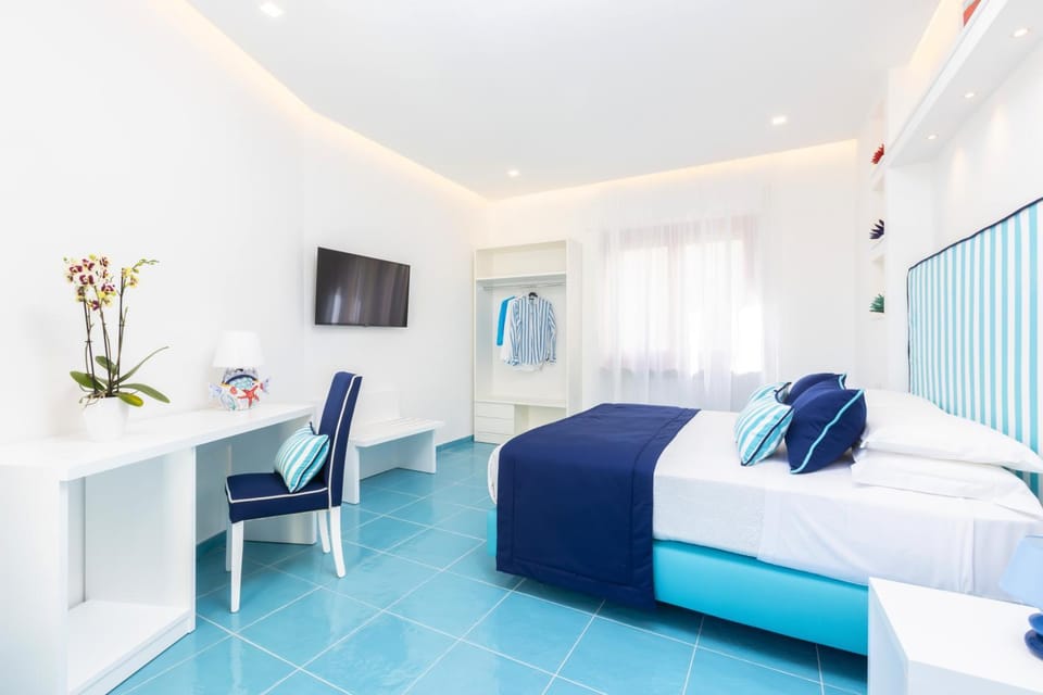 Bed, TV and multimedia, wardrobe