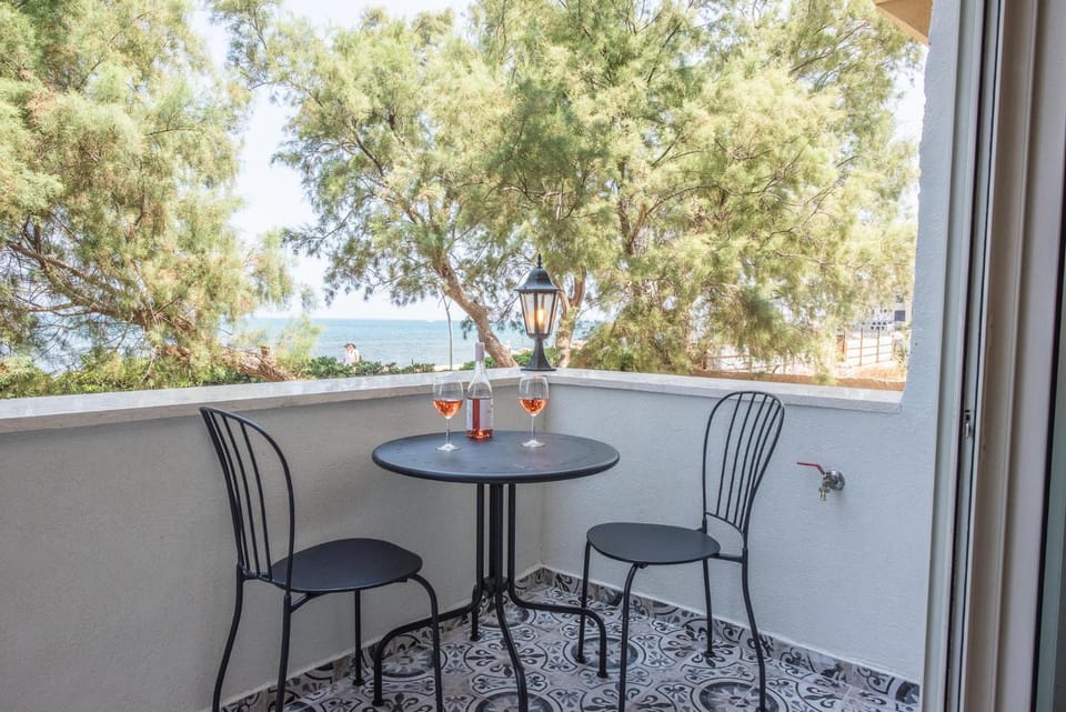 Day, Natural landscape, Balcony/Terrace, Seating area, Sea view