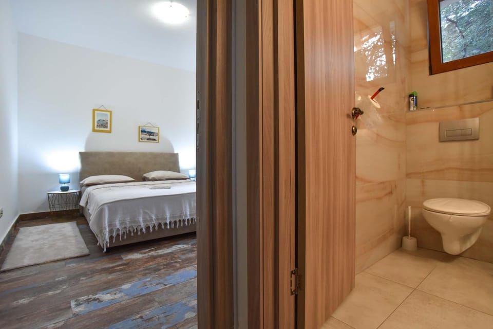 Bed, Bathroom, Photo of the whole room, Bedroom