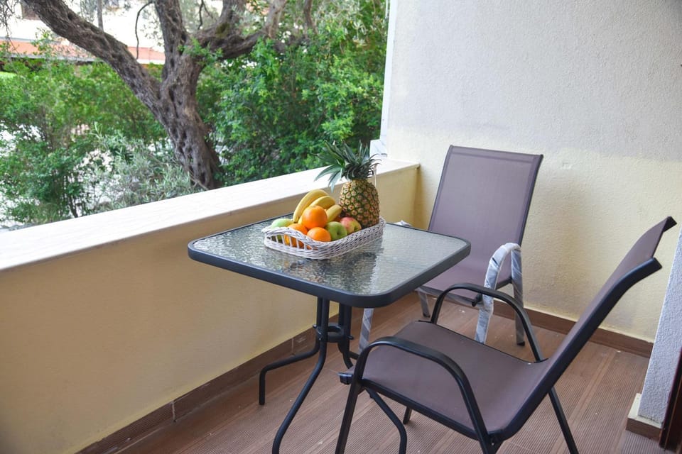 Balcony/Terrace, Food and drinks