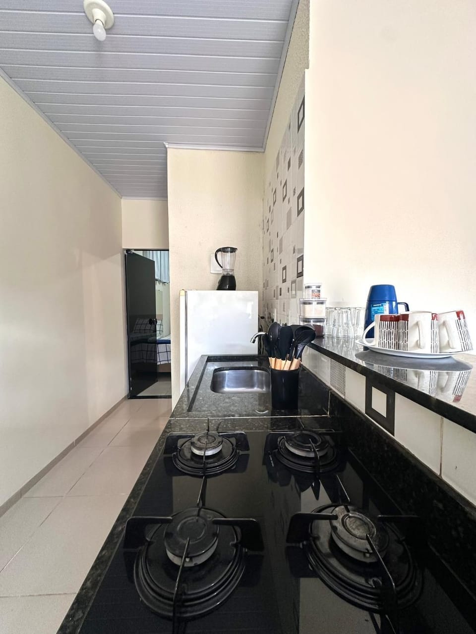 Coffee/tea facilities, Kitchen or kitchenette, Dining area, minibar