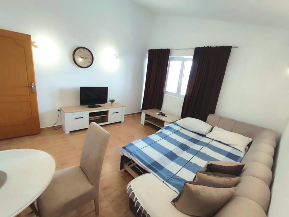 Bed, TV and multimedia, Living room, Photo of the whole room, Seating area, Bedroom
